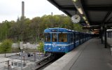 Die Linie 13 der Stockholms tunnelbana (U-Bahn) endet in Ropsten, wo die Lidingöbanan beginnt ( 2017) Stockholms tunnelbana