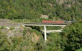Die Intschireussbrücke südlich von Amsteg überspannt das Tal in 74 m Höhe und ist damit die höchste Brücke der SBB. (27.08.2016)