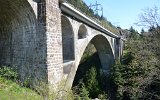 Die mittlere Meienreussbrücke ist ein Neubau von 1961. Deutlich erkennt man die Betonbögen, die mit Naturstein verblendet wurden und an die alten gemauerten Vorbrücken anschließen. (Wassen am 06.05.2016)
