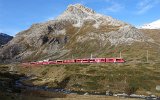 Der Berninabach an der Einfahrt zur Station Lagalp. Die Schatten der Berge greifen schon wieder nach der Bahnstrecke.