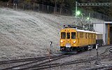 Am Morgen zogen die historischen Triebwagen bei der Ausfahrt aus dem Schuppen in Pontresina Lichtbgen an der vereisten Fahrleitung.